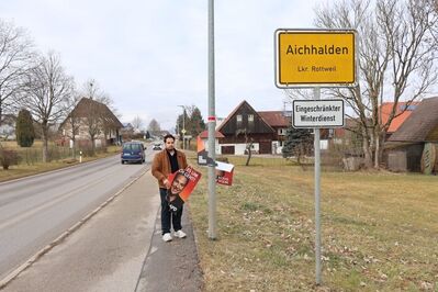 Ali Zarabi mit einem Beschädigten Wahlplakat in Aichhalden