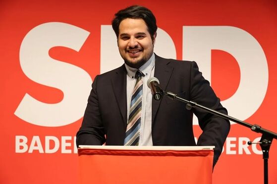 Ali Zarabi hält eine Rede